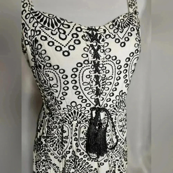 Chic Black and White Patterned Summer Dress - Picture 4 of 4